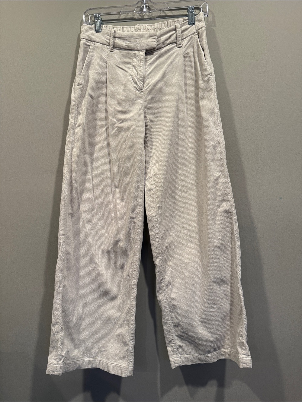 American Eagle Outfitters Wide-Leg cords in Light Cream- size 00R